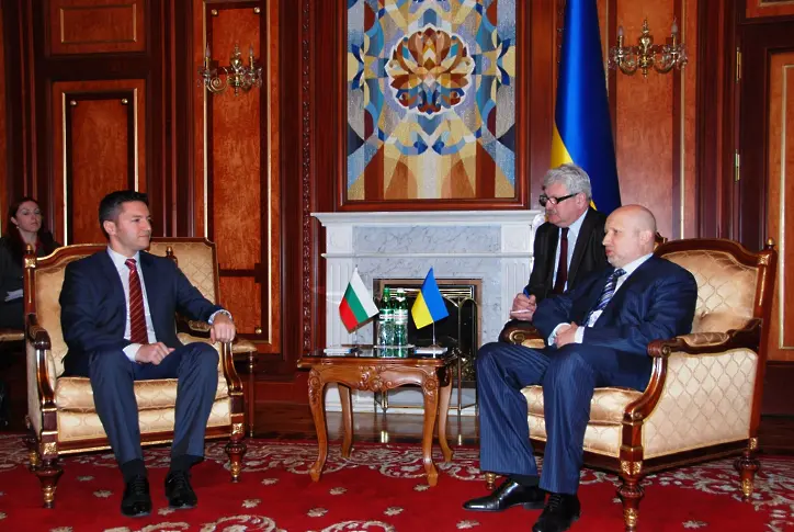 Вигенин подкрепи в Киев новите управляващи