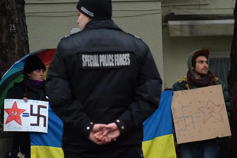 Отново петолъчки и свастики пред руското посолство
