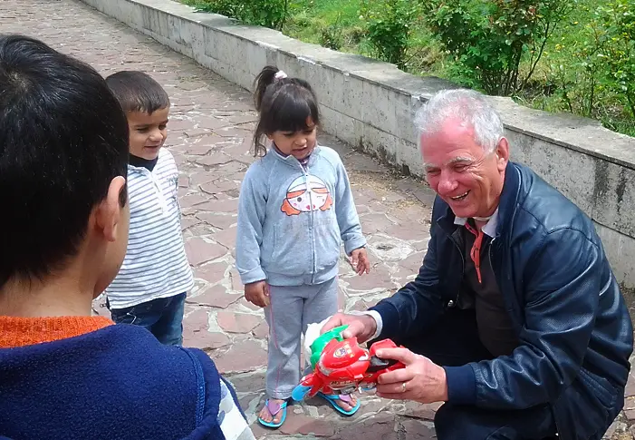 Д-р Здравко Георгиев лекува сирийски деца в Банкя