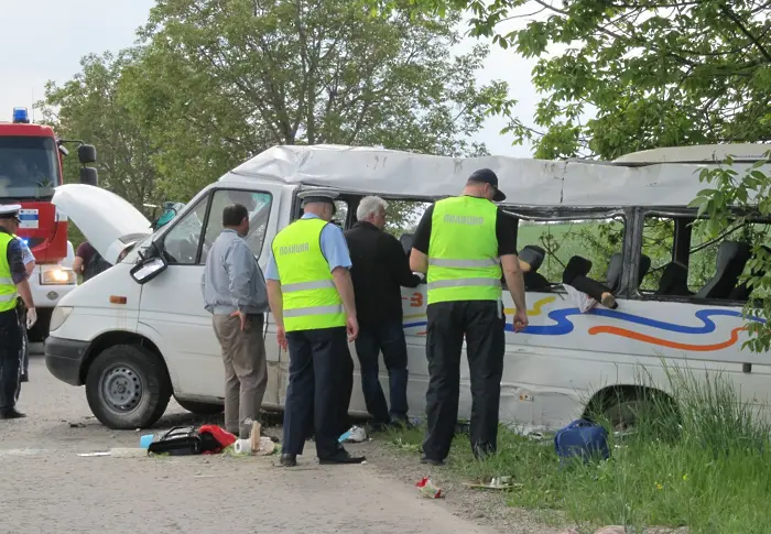 2 жени гинат в преобърнат микробус край Русе