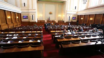 Парламентът ще гласува за бюджета на извънредно заседание