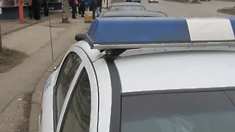Полицай прегази две жени