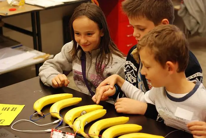 HacKIDemia: деца програмират банани да свирят