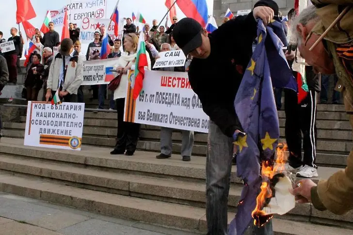 Как се гори европейско знаме? Пред всички (видео)