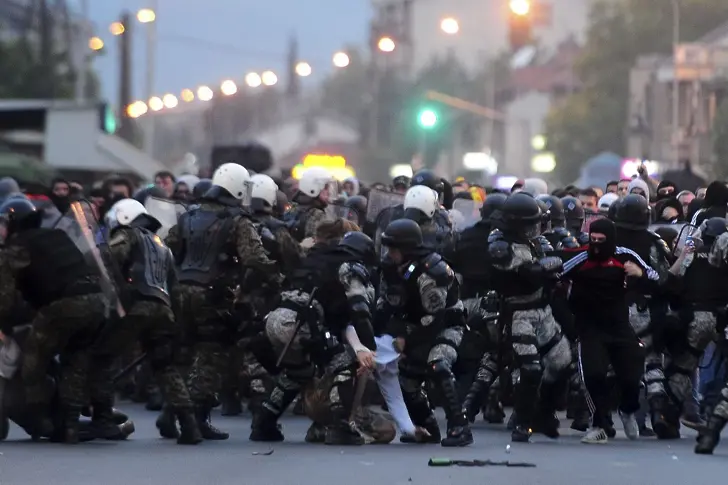 27 арестувани, десетки ранени при етнически размирици в Скопие