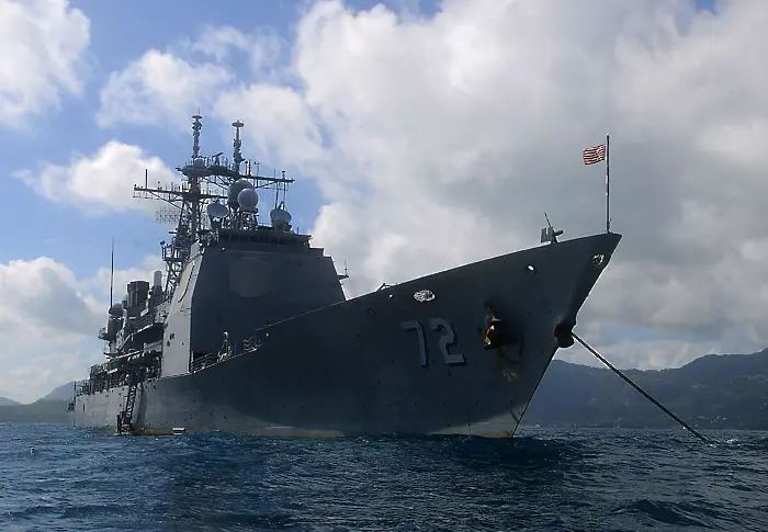 US крайцер влиза в Черно море навръх деня на победата