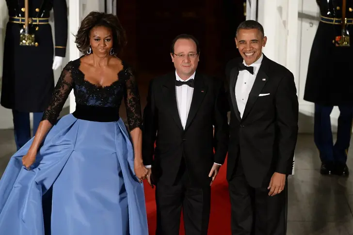 Кой плаща роклите на г-жа Обама?