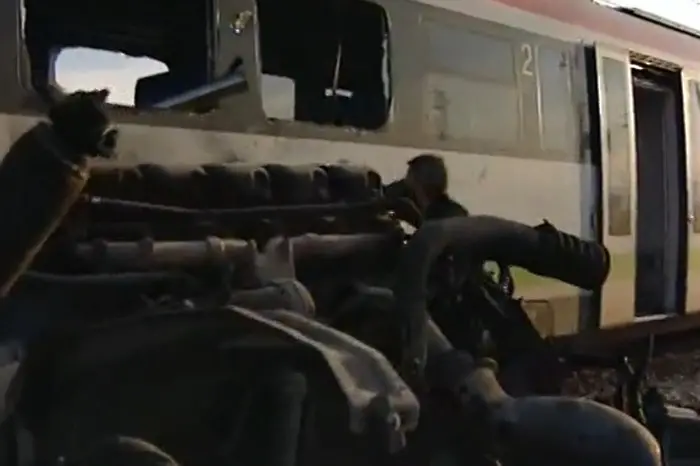 Камион удари влак, шестима ранени (видео)