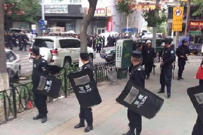 31 убити при кървав атентат на пазар в Китай (обновена)