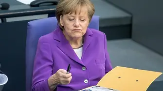 Един от трима германци искат оставката на Меркел