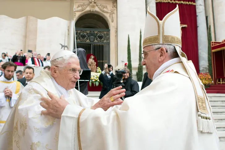 Папите Франциск и Бенедикт можело да гледат заедно финала