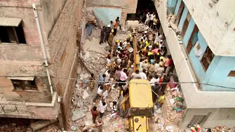Рухнала сграда затрупа над 100 души в Индия