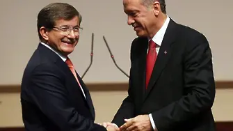 Ще избяга ли Давутоглу от сянката на Ердоган? Едва ли.
