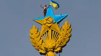 Боядисаха в украински цветове петолъчка в Москва