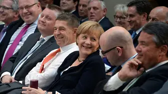 За ЧРД: Меркел почерпи с шампанско, но пи лимонада