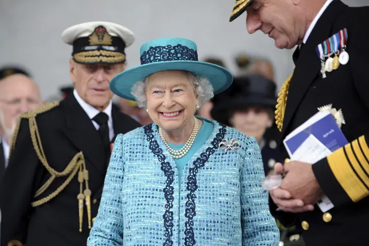 Кралица Елизабет II си купи 2 улици