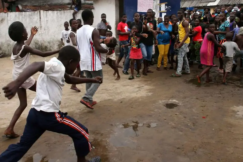 Болни от ебола измъкнати от изолатор в Либерия