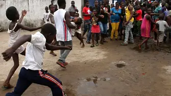 Болни от ебола измъкнати от изолатор в Либерия