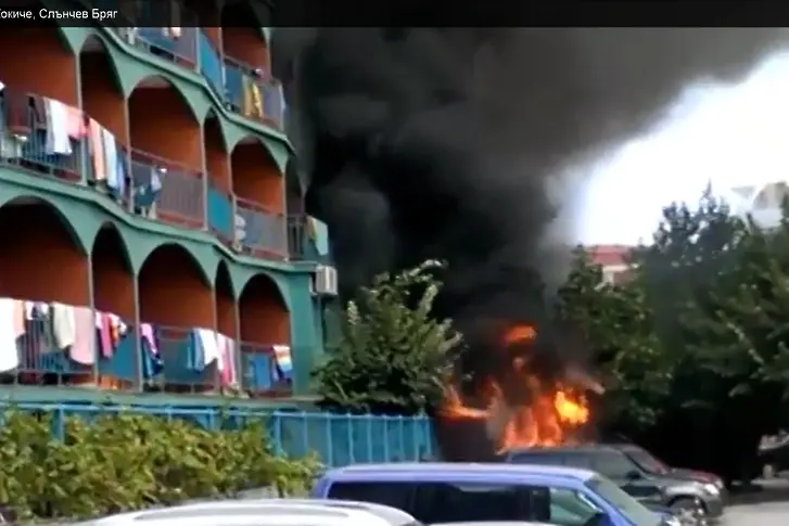 Кола едва не подпали хотел в Слънчев бряг (видео)