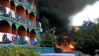 Кола едва не подпали хотел в Слънчев бряг (видео)