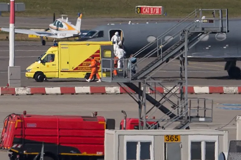 Болен от ебола пристигна в Хамбург (снимки)