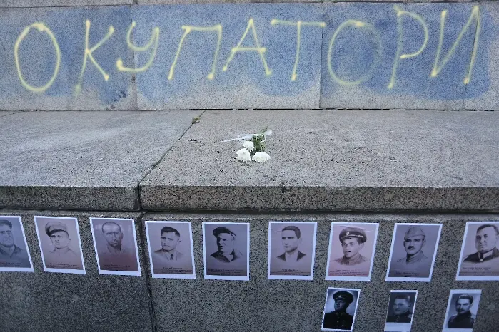Протест пред Паметника на съветската армия завърши с арест (снимки)