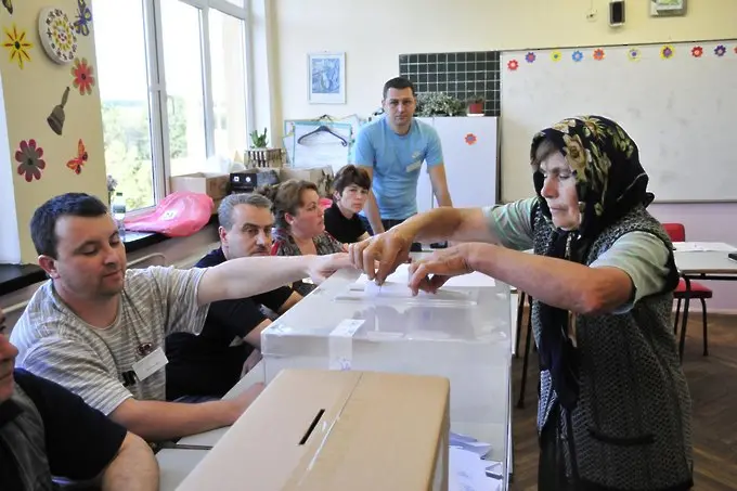ДПС масово регистрира наблюдатели за изборите