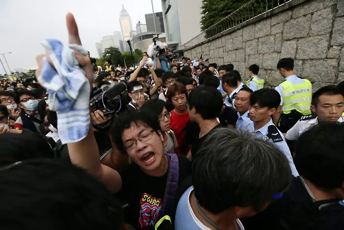 Хонконг е под напрежение - Пекин заплашва с 