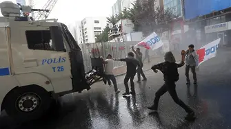 Сълзотворен газ и водни струи срещу протест в Истанбул
