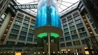 Най-големият аквариум увисна над бара в берлински хотел