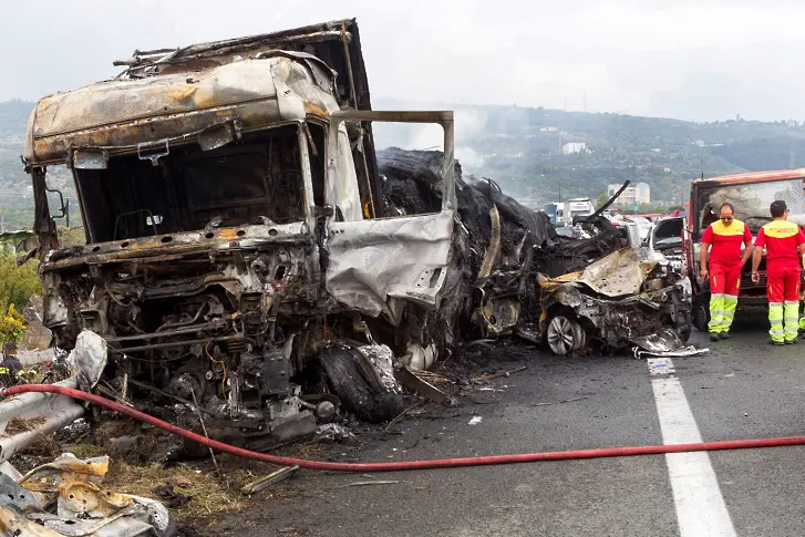 Наш ТИР уби 4-ма души и смачка 30 коли в Гърция (снимки)