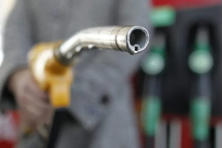 Защо петролът е евтин, а бензинът остава скъп?