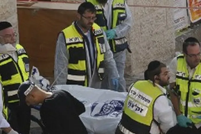 Терор! Ислямисти колят с брадви в синагога в Ерусалим (снимки)