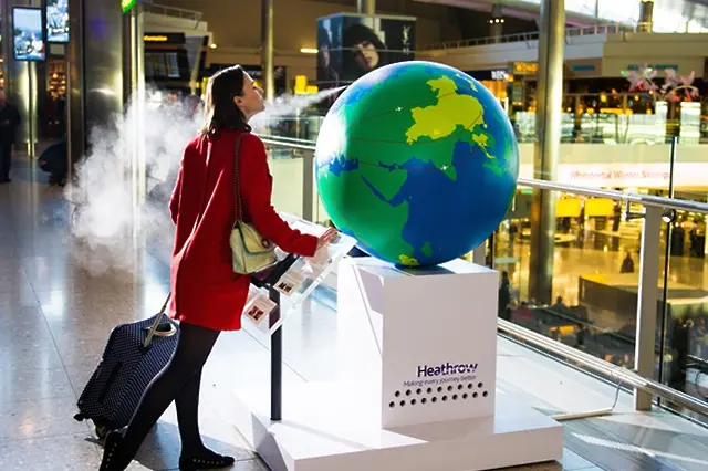 Миризлив глобус инсталиран на летище 