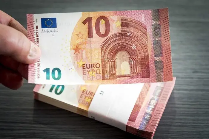 Защо еврото пада, а доларът расте?