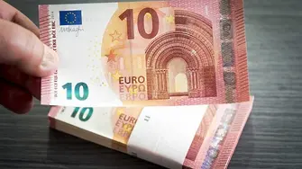 Защо еврото пада, а доларът расте?