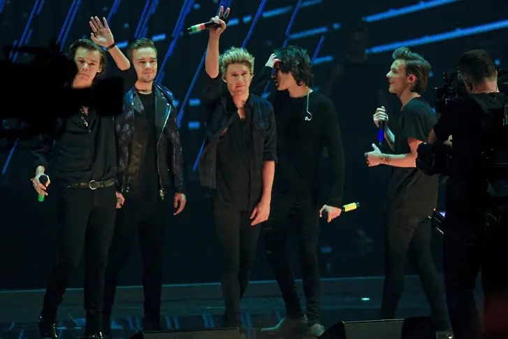 Бой групата One Direction триумфира на европейските MTV награди 