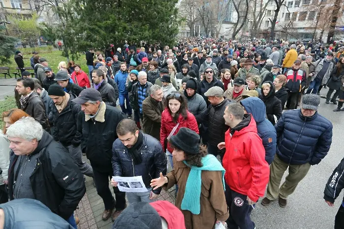 Стотици срещу Слави Бинев (обновена + снимки)