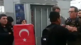 Турци бият американски моряци в Истанбул (видео)
