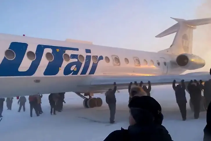 Руснаци бутат самолет на -52 градуса (видео)