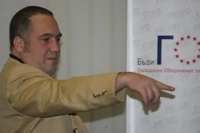Слави Бинев: Есемесите са куршумите на Борисов