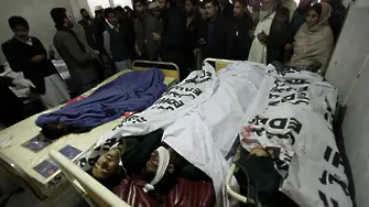 Терор в Пакистан: Талибани избиха над 130 души в училище (снимки)