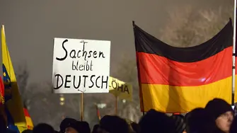 Германски радикали: Долу предателката Меркел! (снимки)