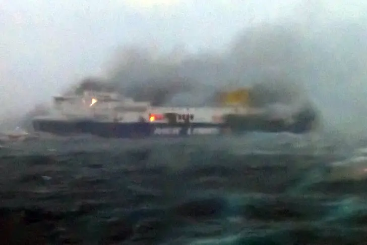 Хайтов и Естов спасени - още 7 българи са в огнения капан на горящия ферибот (обновена+видео)