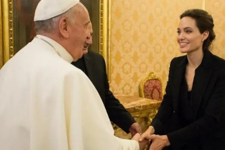 Джоли целуна пръстена на папата