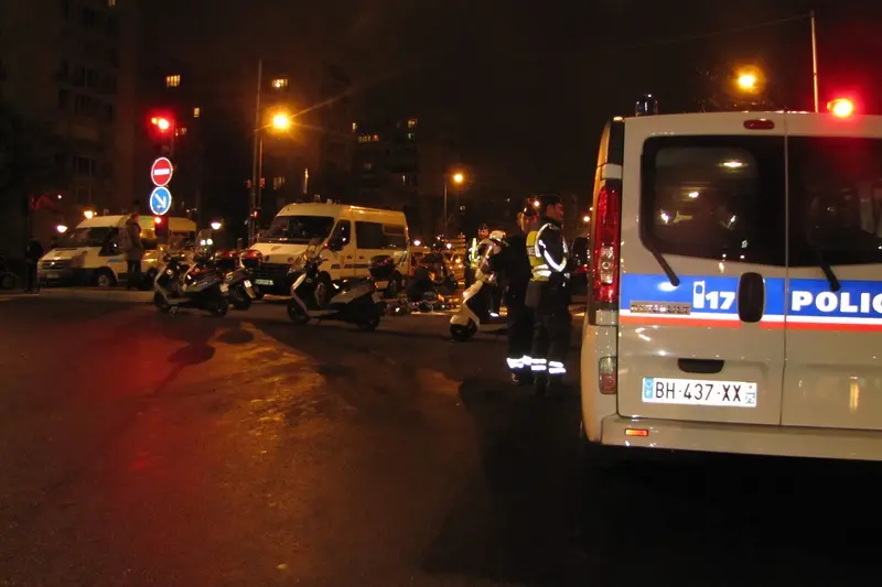 Терористът в Париж направи представление преди да загине (обновена, снимки)