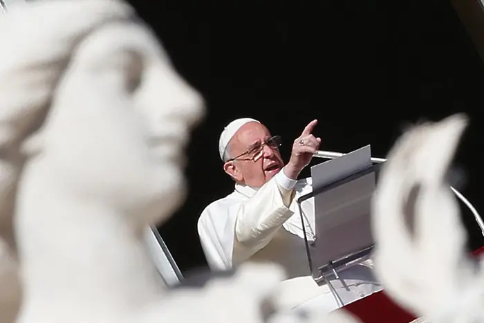 Папата не гледа телевизия, дал обет на Дева Мария