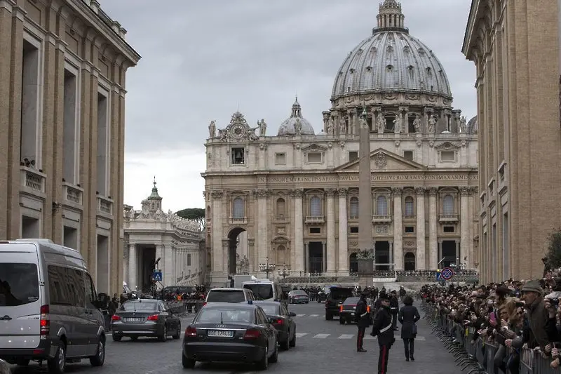 С голи гърди срещу Ватикана (видео)