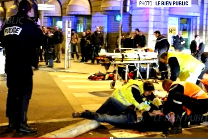 Луд гази 11 души във Франция, крещи 