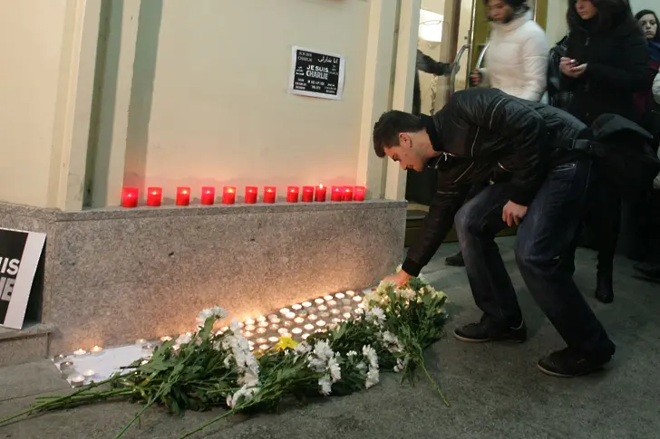 Цветя и свещи пред Френския културен център в София (и снимки от света)